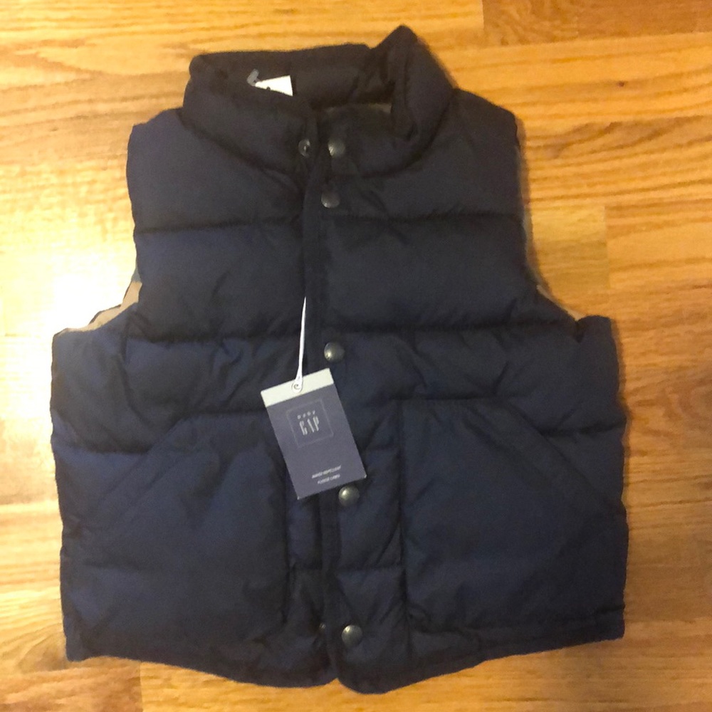 BNWT GAP water repellant, fleece lined 3T vest.